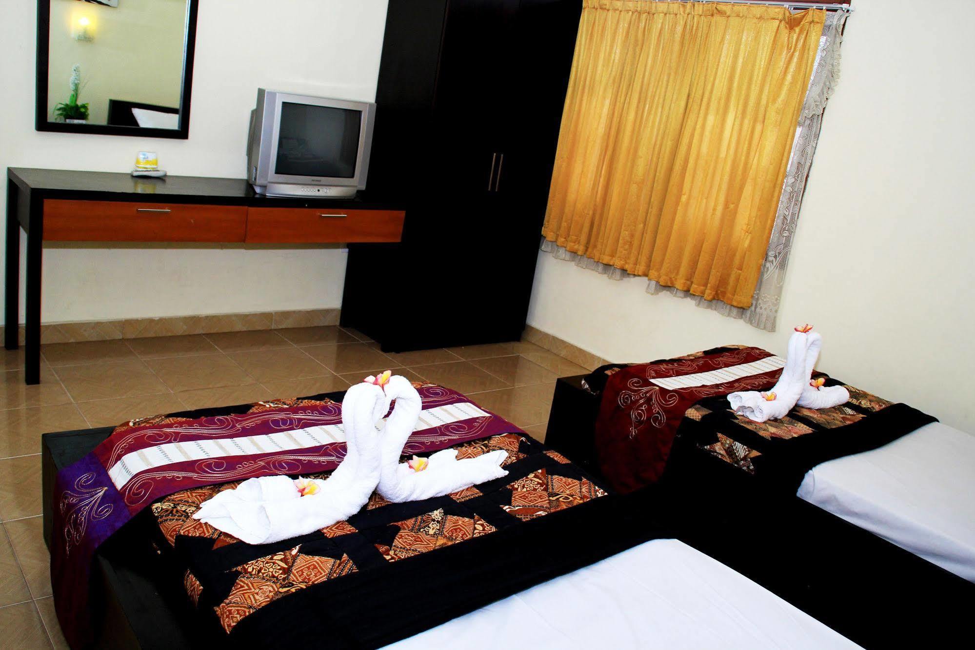 Vaccinated Staff - Oyo 3523 Gong Corner Homestay Kuta  Exterior photo