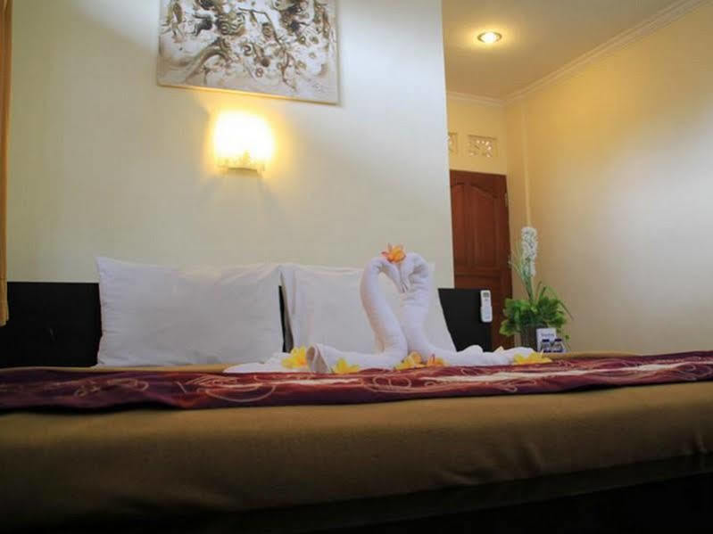 Vaccinated Staff - Oyo 3523 Gong Corner Homestay Kuta  Exterior photo